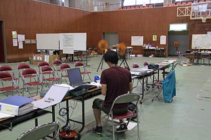 25日の三条市災害ボランティアセンター三条本部は午前中で活動を終わり、午後は閑散