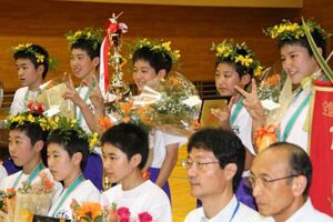 全国中学校体育大会の剣道大会女子団体戦で2連続4回目の優勝を飾った燕市立燕中学校、燕中に帰着して保護者などで出迎え