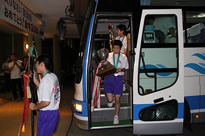バスで燕中体育館に到着した女子剣道部の選手ら
