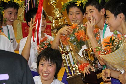ほっとした選手たちの笑顔があふれる