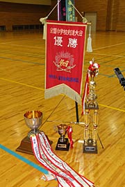 再び燕中に手に戻った優勝の旗やカップ、トロフィー