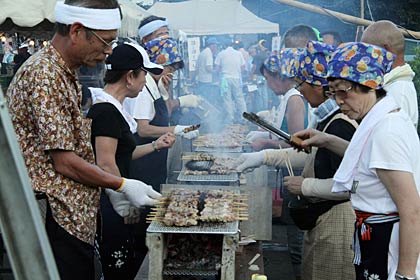 もくもくと煙を上げて焼き鳥が次々と焼き上がる