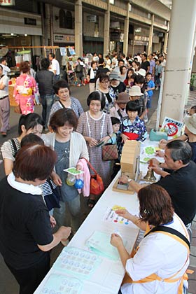 満点Sカード大変身大会には200人を超える大行列に
