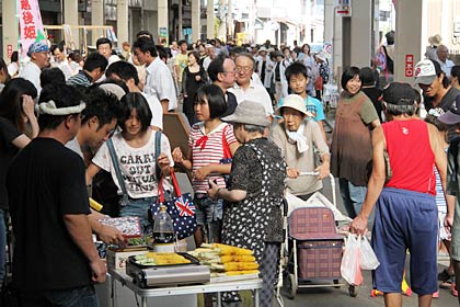 27日開かれた「燕笑店街イベント・200メートルいちび」