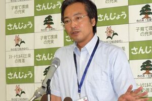 定例記者会見を行う国定勇人三条市長