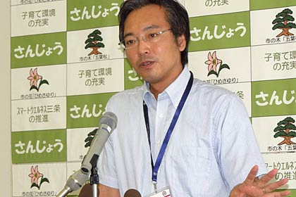 定例記者会見を行う国定勇人三条市長