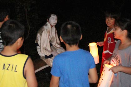 『呪怨』の少年を思わせる扮装でドッキリ