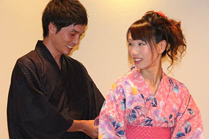 仲むつまじく小田さんの帯を直してあげる酒井さん