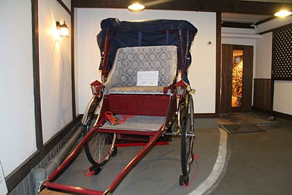 行列に使う「山重」の人力車