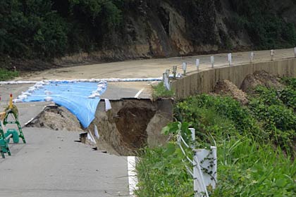 8月12日撮影の陥没した道心坂のようす