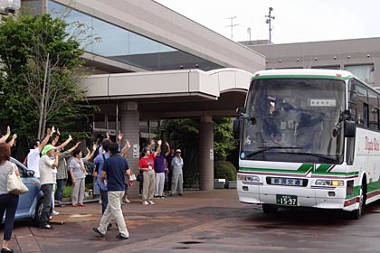三条市総合福祉センターから被災者を乗せて南相馬市へ向けて出発するバスを見送る
