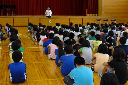 1日に三条市立飯田小学校で行われた2学期の始業式