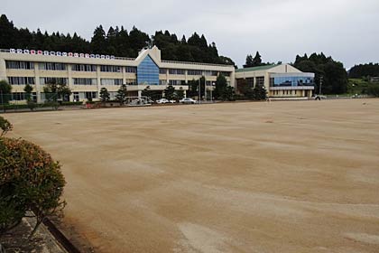 水害で川が流れているようになったグラウンドは間もなく使用可能に