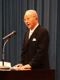 1日行われた加茂暁星高校衛生看護科の43回戴帽式の記念撮影