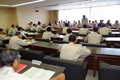 1日開かれた三条市議会全員協議会