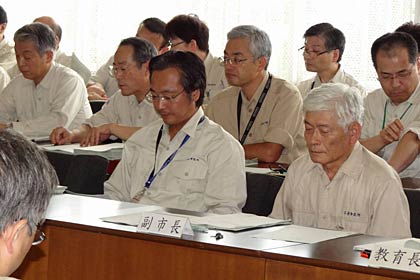 三条市議会全員協議会の国定市長、吉田副市長