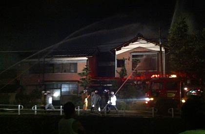 00:42、西四日町側でなお燃え広がっているようだが、火勢は衰え始めたようだ。