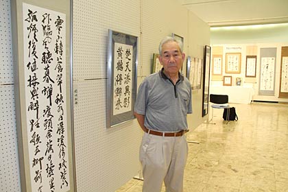 「追悼佐藤江山一門展」の企画の中心メンバーのひとり、関川さんといちばん左の作品は関川さんの作