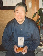 会場に展示した佐藤さんの遺影、1996年3月撮影