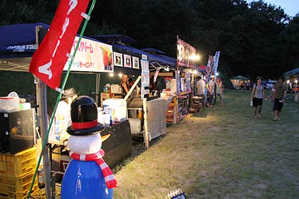 25の出店があり、多国籍料理が並んだ