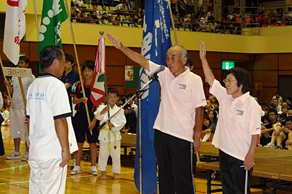 第7回市民総合体育祭総合開会式、選手宣誓を行う三条ゲートボール連盟の小林選手と新野選手