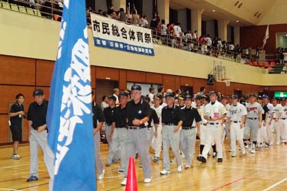 参加34団体が入場行進を行って開式