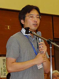 あいさつ野崎市体協会長(左)と国定市長(右)