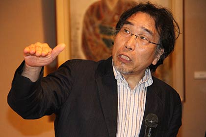 燕市産業史料館で開かれている横山操初期作品展の作品解説会で講師を務める多摩美の中野教授