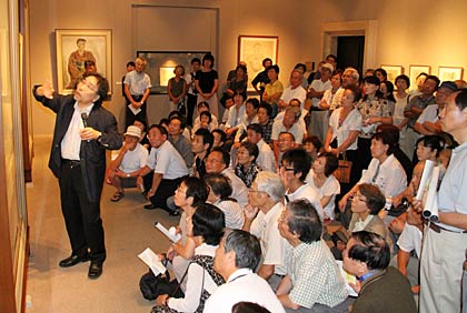 約150人が来場して大入りの会場