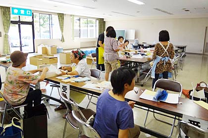11日に三条市体育文化センターで開かれる贈答品交換即売会を前に市民からの委託品を受け付け