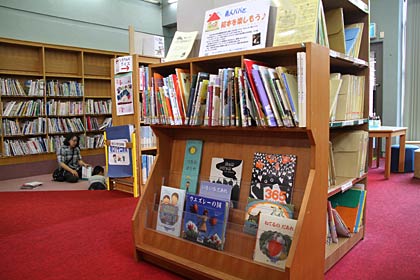 三条市立図書館に9月1日から11月末まで開設されている「勇人パパと絵本を楽しもう♪」の特設コーナー