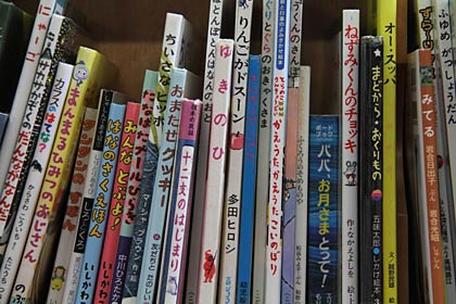 特設コーナーに並べた絵本の背表紙