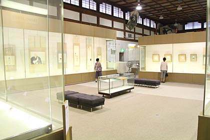 三条市歴史民俗産業資料館で25日まで開かれている企画展「岩田正巳」