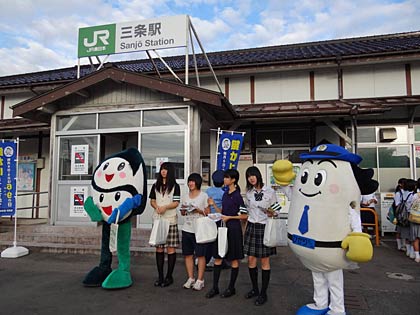 JR三条駅前で「6・9の日」の「鍵かけ」を呼びかける活動、高校生と「ひかるくん」と「エコちゃんサンちゃん」も参加