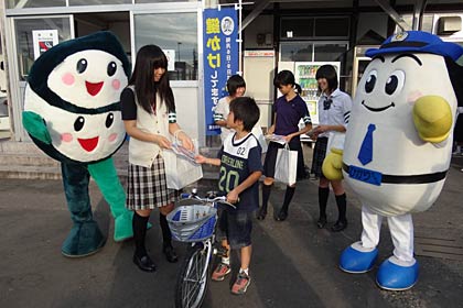  三条駅の乗降客に鍵かけを呼びかけ