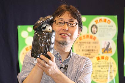 燕市児童研修館「こどもの森」で講演する絵本作家、宮西達也さん