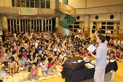 約200人が来場していっぱいになった会場