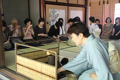 11日に国上寺で開かれた良寛茶会の第一席