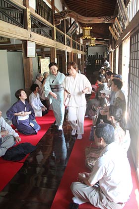 混雑する待合の本堂