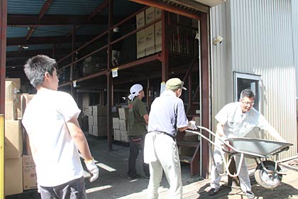 台風12号の被災地へ送るため旧サカタ製作所の倉庫からボランティア資材を運び出すにいがた災害ボランティアネットワーク