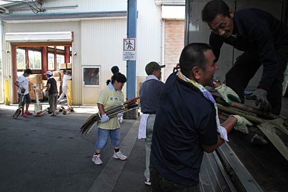 ボランティア資材をトラックに積み込む