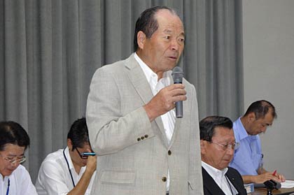 あいさつで感謝の言葉を述べる斉藤会頭