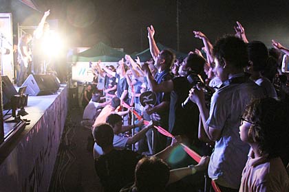 EARTHSHAKERのライブパフォーマンスにファンも熱狂