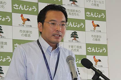 13日午前、定例記者会見を行う国定三条市長
