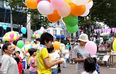 2005年9月、メッセージを結んだ風船1,000個を飛ばした「第10回三条よってけ祭り」