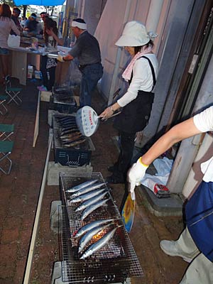 三条昭栄通り商店街8月の三条夏まつり・夜店市で販売した「三陸産秋刀魚浜焼き」、その売り上げを岩手県陸前高田市への義援金に
