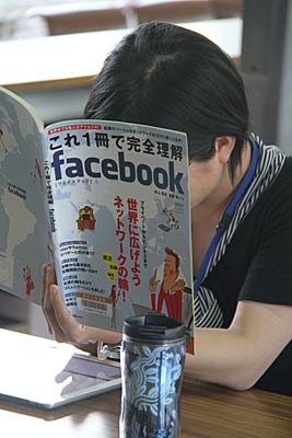 リクエストに応えてフェイスブック勉強中のポージングをしてくれるきららん担当
