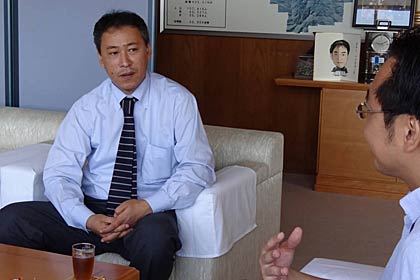 東日本大震災の関係で50万2,960円、水害義援金に10万円を三条市に寄付した神田屋の神田社長(左)