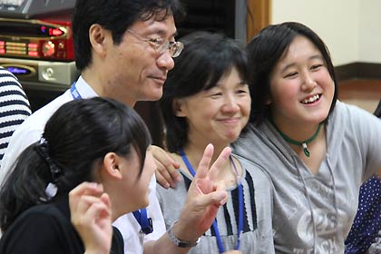 7月28日に燕市国上、旅館「分水長寿苑」で開かれた避難所農園大収穫祭の相良さん（右から2人目）