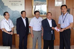 三条市水害義援金に9万円余りを寄付した栄地区市民チャリティゴルフ大会実行委員会